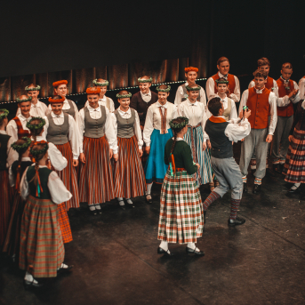 Rīgas Angļu ģimnāzijas un TDA „Līgo” bērnu un jauniešu studijas 15 gadu jubilejas koncerts “Rotā, saulīt, rotādama" - Mūsu jaunie, zaļie asniņi, kuriem visapkārt smieklu virtenes, bet pašos mīt nerimstošs dzīvesprieks un mīlestība pret deju.
Sirsnīga paaudžu satikšanās, sākot no mazajiem saules stariņiem līdz viedajiem dejotājiem, RAĢ un TDA "Līgo" bērnu un jauniešu studijas 15. jubilejas koncertā.
Foto:Deivids Lagzdiņš