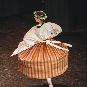 Rīgas Angļu ģimnāzijas un TDA „Līgo” bērnu un jauniešu studijas 15 gadu jubilejas koncerts “Rotā, saulīt, rotādama" - Mūsu jaunie, zaļie asniņi, kuriem visapkārt smieklu virtenes, bet pašos mīt nerimstošs dzīvesprieks un mīlestība pret deju.
Sirsnīga paaudžu satikšanās, sākot no mazajiem saules stariņiem līdz viedajiem dejotājiem, RAĢ un TDA "Līgo" bērnu un jauniešu studijas 15. jubilejas koncertā.
Foto:Deivids Lagzdiņš