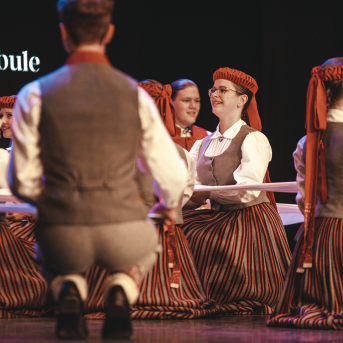 Rīgas Angļu ģimnāzijas un TDA „Līgo” bērnu un jauniešu studijas 15 gadu jubilejas koncerts “Rotā, saulīt, rotādama" - Mūsu jaunie, zaļie asniņi, kuriem visapkārt smieklu virtenes, bet pašos mīt nerimstošs dzīvesprieks un mīlestība pret deju.
Sirsnīga paaudžu satikšanās, sākot no mazajiem saules stariņiem līdz viedajiem dejotājiem, RAĢ un TDA "Līgo" bērnu un jauniešu studijas 15. jubilejas koncertā.
Foto:Deivids Lagzdiņš