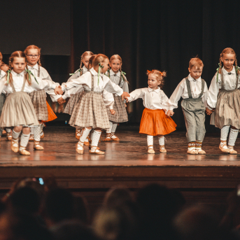 Rīgas Angļu ģimnāzijas un TDA „Līgo” bērnu un jauniešu studijas 15 gadu jubilejas koncerts “Rotā, saulīt, rotādama" - Mūsu jaunie, zaļie asniņi, kuriem visapkārt smieklu virtenes, bet pašos mīt nerimstošs dzīvesprieks un mīlestība pret deju.
Sirsnīga paaudžu satikšanās, sākot no mazajiem saules stariņiem līdz viedajiem dejotājiem, RAĢ un TDA "Līgo" bērnu un jauniešu studijas 15. jubilejas koncertā.
Foto:Deivids Lagzdiņš