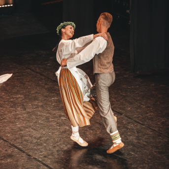 Rīgas Angļu ģimnāzijas un TDA „Līgo” bērnu un jauniešu studijas 15 gadu jubilejas koncerts “Rotā, saulīt, rotādama" - Mūsu jaunie, zaļie asniņi, kuriem visapkārt smieklu virtenes, bet pašos mīt nerimstošs dzīvesprieks un mīlestība pret deju.
Sirsnīga paaudžu satikšanās, sākot no mazajiem saules stariņiem līdz viedajiem dejotājiem, RAĢ un TDA "Līgo" bērnu un jauniešu studijas 15. jubilejas koncertā.
Foto:Deivids Lagzdiņš