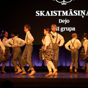 Rīgas Angļu ģimnāzijas un TDA „Līgo” bērnu un jauniešu studijas 15 gadu jubilejas koncerts “Rotā, saulīt, rotādama" - Mūsu jaunie, zaļie asniņi, kuriem visapkārt smieklu virtenes, bet pašos mīt nerimstošs dzīvesprieks un mīlestība pret deju.
Sirsnīga paaudžu satikšanās, sākot no mazajiem saules stariņiem līdz viedajiem dejotājiem, RAĢ un TDA "Līgo" bērnu un jauniešu studijas 15. jubilejas koncertā.
Foto:Deivids Lagzdiņš