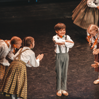 Rīgas Angļu ģimnāzijas un TDA „Līgo” bērnu un jauniešu studijas 15 gadu jubilejas koncerts “Rotā, saulīt, rotādama" - Mūsu jaunie, zaļie asniņi, kuriem visapkārt smieklu virtenes, bet pašos mīt nerimstošs dzīvesprieks un mīlestība pret deju.
Sirsnīga paaudžu satikšanās, sākot no mazajiem saules stariņiem līdz viedajiem dejotājiem, RAĢ un TDA "Līgo" bērnu un jauniešu studijas 15. jubilejas koncertā.
Foto:Deivids Lagzdiņš
