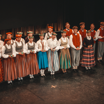 Rīgas Angļu ģimnāzijas un TDA „Līgo” bērnu un jauniešu studijas 15 gadu jubilejas koncerts “Rotā, saulīt, rotādama" - Mūsu jaunie, zaļie asniņi, kuriem visapkārt smieklu virtenes, bet pašos mīt nerimstošs dzīvesprieks un mīlestība pret deju.
Sirsnīga paaudžu satikšanās, sākot no mazajiem saules stariņiem līdz viedajiem dejotājiem, RAĢ un TDA "Līgo" bērnu un jauniešu studijas 15. jubilejas koncertā.
Foto:Deivids Lagzdiņš