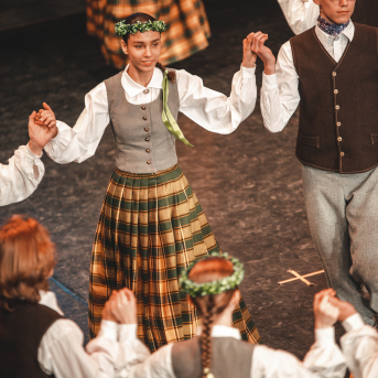 Rīgas Angļu ģimnāzijas un TDA „Līgo” bērnu un jauniešu studijas 15 gadu jubilejas koncerts “Rotā, saulīt, rotādama" - Mūsu jaunie, zaļie asniņi, kuriem visapkārt smieklu virtenes, bet pašos mīt nerimstošs dzīvesprieks un mīlestība pret deju.
Sirsnīga paaudžu satikšanās, sākot no mazajiem saules stariņiem līdz viedajiem dejotājiem, RAĢ un TDA "Līgo" bērnu un jauniešu studijas 15. jubilejas koncertā.
Foto:Deivids Lagzdiņš