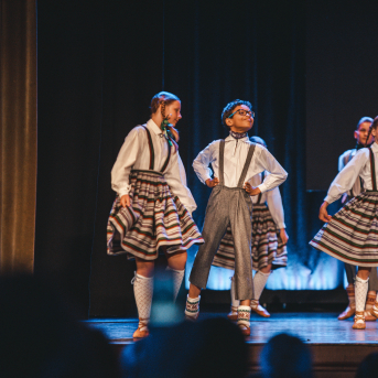 Rīgas Angļu ģimnāzijas un TDA „Līgo” bērnu un jauniešu studijas 15 gadu jubilejas koncerts “Rotā, saulīt, rotādama" - Mūsu jaunie, zaļie asniņi, kuriem visapkārt smieklu virtenes, bet pašos mīt nerimstošs dzīvesprieks un mīlestība pret deju.
Sirsnīga paaudžu satikšanās, sākot no mazajiem saules stariņiem līdz viedajiem dejotājiem, RAĢ un TDA "Līgo" bērnu un jauniešu studijas 15. jubilejas koncertā.
Foto:Deivids Lagzdiņš