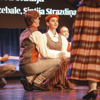 Rīgas Angļu ģimnāzijas un TDA „Līgo” bērnu un jauniešu studijas 15 gadu jubilejas koncerts “Rotā, saulīt, rotādama" - Mūsu jaunie, zaļie asniņi, kuriem visapkārt smieklu virtenes, bet pašos mīt nerimstošs dzīvesprieks un mīlestība pret deju.
Sirsnīga paaudžu satikšanās, sākot no mazajiem saules stariņiem līdz viedajiem dejotājiem, RAĢ un TDA "Līgo" bērnu un jauniešu studijas 15. jubilejas koncertā.
Foto:Deivids Lagzdiņš
