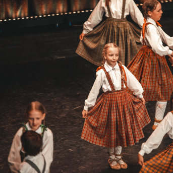 Rīgas Angļu ģimnāzijas un TDA „Līgo” bērnu un jauniešu studijas 15 gadu jubilejas koncerts “Rotā, saulīt, rotādama" - Mūsu jaunie, zaļie asniņi, kuriem visapkārt smieklu virtenes, bet pašos mīt nerimstošs dzīvesprieks un mīlestība pret deju.
Sirsnīga paaudžu satikšanās, sākot no mazajiem saules stariņiem līdz viedajiem dejotājiem, RAĢ un TDA "Līgo" bērnu un jauniešu studijas 15. jubilejas koncertā.
Foto:Deivids Lagzdiņš
