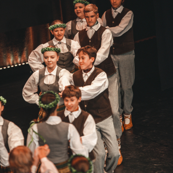 Rīgas Angļu ģimnāzijas un TDA „Līgo” bērnu un jauniešu studijas 15 gadu jubilejas koncerts “Rotā, saulīt, rotādama" - Mūsu jaunie, zaļie asniņi, kuriem visapkārt smieklu virtenes, bet pašos mīt nerimstošs dzīvesprieks un mīlestība pret deju.
Sirsnīga paaudžu satikšanās, sākot no mazajiem saules stariņiem līdz viedajiem dejotājiem, RAĢ un TDA "Līgo" bērnu un jauniešu studijas 15. jubilejas koncertā.
Foto:Deivids Lagzdiņš