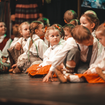 Rīgas Angļu ģimnāzijas un TDA „Līgo” bērnu un jauniešu studijas 15 gadu jubilejas koncerts “Rotā, saulīt, rotādama" - Mūsu jaunie, zaļie asniņi, kuriem visapkārt smieklu virtenes, bet pašos mīt nerimstošs dzīvesprieks un mīlestība pret deju.
Sirsnīga paaudžu satikšanās, sākot no mazajiem saules stariņiem līdz viedajiem dejotājiem, RAĢ un TDA "Līgo" bērnu un jauniešu studijas 15. jubilejas koncertā.
Foto:Deivids Lagzdiņš