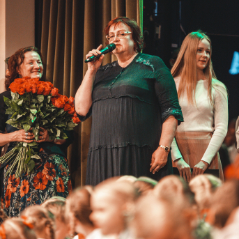 Rīgas Angļu ģimnāzijas un TDA „Līgo” bērnu un jauniešu studijas 15 gadu jubilejas koncerts “Rotā, saulīt, rotādama" - Mūsu jaunie, zaļie asniņi, kuriem visapkārt smieklu virtenes, bet pašos mīt nerimstošs dzīvesprieks un mīlestība pret deju.
Sirsnīga paaudžu satikšanās, sākot no mazajiem saules stariņiem līdz viedajiem dejotājiem, RAĢ un TDA "Līgo" bērnu un jauniešu studijas 15. jubilejas koncertā.
Foto:Deivids Lagzdiņš