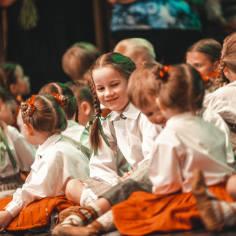 Rīgas Angļu ģimnāzijas un TDA „Līgo” bērnu un jauniešu studijas 15 gadu jubilejas koncerts “Rotā, saulīt, rotādama" - Mūsu jaunie, zaļie asniņi, kuriem visapkārt smieklu virtenes, bet pašos mīt nerimstošs dzīvesprieks un mīlestība pret deju.
Sirsnīga paaudžu satikšanās, sākot no mazajiem saules stariņiem līdz viedajiem dejotājiem, RAĢ un TDA "Līgo" bērnu un jauniešu studijas 15. jubilejas koncertā.
Foto:Deivids Lagzdiņš