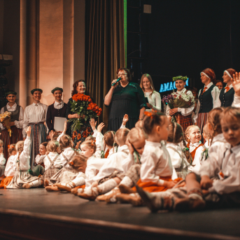 Rīgas Angļu ģimnāzijas un TDA „Līgo” bērnu un jauniešu studijas 15 gadu jubilejas koncerts “Rotā, saulīt, rotādama" - Mūsu jaunie, zaļie asniņi, kuriem visapkārt smieklu virtenes, bet pašos mīt nerimstošs dzīvesprieks un mīlestība pret deju.
Sirsnīga paaudžu satikšanās, sākot no mazajiem saules stariņiem līdz viedajiem dejotājiem, RAĢ un TDA "Līgo" bērnu un jauniešu studijas 15. jubilejas koncertā.
Foto:Deivids Lagzdiņš