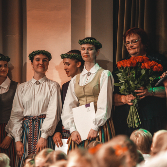 Rīgas Angļu ģimnāzijas un TDA „Līgo” bērnu un jauniešu studijas 15 gadu jubilejas koncerts “Rotā, saulīt, rotādama" - Mūsu jaunie, zaļie asniņi, kuriem visapkārt smieklu virtenes, bet pašos mīt nerimstošs dzīvesprieks un mīlestība pret deju.
Sirsnīga paaudžu satikšanās, sākot no mazajiem saules stariņiem līdz viedajiem dejotājiem, RAĢ un TDA "Līgo" bērnu un jauniešu studijas 15. jubilejas koncertā.
Foto:Deivids Lagzdiņš