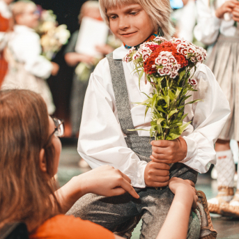 Rīgas Angļu ģimnāzijas un TDA „Līgo” bērnu un jauniešu studijas 15 gadu jubilejas koncerts “Rotā, saulīt, rotādama" - Mūsu jaunie, zaļie asniņi, kuriem visapkārt smieklu virtenes, bet pašos mīt nerimstošs dzīvesprieks un mīlestība pret deju.
Sirsnīga paaudžu satikšanās, sākot no mazajiem saules stariņiem līdz viedajiem dejotājiem, RAĢ un TDA "Līgo" bērnu un jauniešu studijas 15. jubilejas koncertā.
Foto:Deivids Lagzdiņš