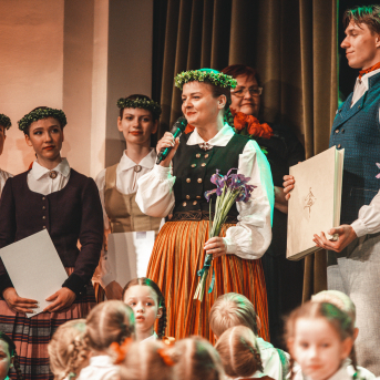 Rīgas Angļu ģimnāzijas un TDA „Līgo” bērnu un jauniešu studijas 15 gadu jubilejas koncerts “Rotā, saulīt, rotādama" - Mūsu jaunie, zaļie asniņi, kuriem visapkārt smieklu virtenes, bet pašos mīt nerimstošs dzīvesprieks un mīlestība pret deju.
Sirsnīga paaudžu satikšanās, sākot no mazajiem saules stariņiem līdz viedajiem dejotājiem, RAĢ un TDA "Līgo" bērnu un jauniešu studijas 15. jubilejas koncertā.
Foto:Deivids Lagzdiņš