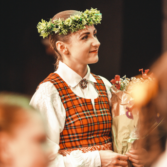 Rīgas Angļu ģimnāzijas un TDA „Līgo” bērnu un jauniešu studijas 15 gadu jubilejas koncerts “Rotā, saulīt, rotādama" - Mūsu jaunie, zaļie asniņi, kuriem visapkārt smieklu virtenes, bet pašos mīt nerimstošs dzīvesprieks un mīlestība pret deju.
Sirsnīga paaudžu satikšanās, sākot no mazajiem saules stariņiem līdz viedajiem dejotājiem, RAĢ un TDA "Līgo" bērnu un jauniešu studijas 15. jubilejas koncertā.
Foto:Deivids Lagzdiņš
