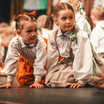 Rīgas Angļu ģimnāzijas un TDA „Līgo” bērnu un jauniešu studijas 15 gadu jubilejas koncerts “Rotā, saulīt, rotādama" - Mūsu jaunie, zaļie asniņi, kuriem visapkārt smieklu virtenes, bet pašos mīt nerimstošs dzīvesprieks un mīlestība pret deju.
Sirsnīga paaudžu satikšanās, sākot no mazajiem saules stariņiem līdz viedajiem dejotājiem, RAĢ un TDA "Līgo" bērnu un jauniešu studijas 15. jubilejas koncertā.
Foto:Deivids Lagzdiņš