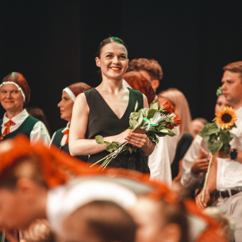 Rīgas Angļu ģimnāzijas un TDA „Līgo” bērnu un jauniešu studijas 15 gadu jubilejas koncerts “Rotā, saulīt, rotādama" - Mūsu jaunie, zaļie asniņi, kuriem visapkārt smieklu virtenes, bet pašos mīt nerimstošs dzīvesprieks un mīlestība pret deju.
Sirsnīga paaudžu satikšanās, sākot no mazajiem saules stariņiem līdz viedajiem dejotājiem, RAĢ un TDA "Līgo" bērnu un jauniešu studijas 15. jubilejas koncertā.
Foto:Deivids Lagzdiņš