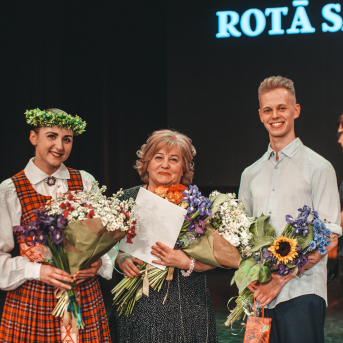 Rīgas Angļu ģimnāzijas un TDA „Līgo” bērnu un jauniešu studijas 15 gadu jubilejas koncerts “Rotā, saulīt, rotādama" - Mūsu jaunie, zaļie asniņi, kuriem visapkārt smieklu virtenes, bet pašos mīt nerimstošs dzīvesprieks un mīlestība pret deju.
Sirsnīga paaudžu satikšanās, sākot no mazajiem saules stariņiem līdz viedajiem dejotājiem, RAĢ un TDA "Līgo" bērnu un jauniešu studijas 15. jubilejas koncertā.
Foto:Deivids Lagzdiņš