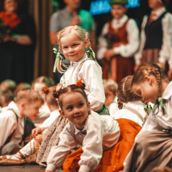 Rīgas Angļu ģimnāzijas un TDA „Līgo” bērnu un jauniešu studijas 15 gadu jubilejas koncerts “Rotā, saulīt, rotādama" - Mūsu jaunie, zaļie asniņi, kuriem visapkārt smieklu virtenes, bet pašos mīt nerimstošs dzīvesprieks un mīlestība pret deju.
Sirsnīga paaudžu satikšanās, sākot no mazajiem saules stariņiem līdz viedajiem dejotājiem, RAĢ un TDA "Līgo" bērnu un jauniešu studijas 15. jubilejas koncertā.
Foto:Deivids Lagzdiņš