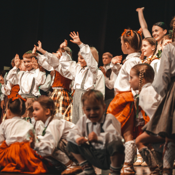 Rīgas Angļu ģimnāzijas un TDA „Līgo” bērnu un jauniešu studijas 15 gadu jubilejas koncerts “Rotā, saulīt, rotādama" - Mūsu jaunie, zaļie asniņi, kuriem visapkārt smieklu virtenes, bet pašos mīt nerimstošs dzīvesprieks un mīlestība pret deju.
Sirsnīga paaudžu satikšanās, sākot no mazajiem saules stariņiem līdz viedajiem dejotājiem, RAĢ un TDA "Līgo" bērnu un jauniešu studijas 15. jubilejas koncertā.
Foto:Deivids Lagzdiņš