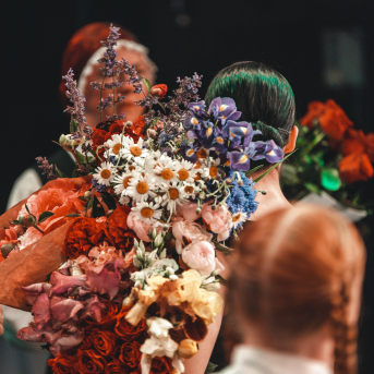 Rīgas Angļu ģimnāzijas un TDA „Līgo” bērnu un jauniešu studijas 15 gadu jubilejas koncerts “Rotā, saulīt, rotādama" - Mūsu jaunie, zaļie asniņi, kuriem visapkārt smieklu virtenes, bet pašos mīt nerimstošs dzīvesprieks un mīlestība pret deju.
Sirsnīga paaudžu satikšanās, sākot no mazajiem saules stariņiem līdz viedajiem dejotājiem, RAĢ un TDA "Līgo" bērnu un jauniešu studijas 15. jubilejas koncertā.
Foto:Deivids Lagzdiņš