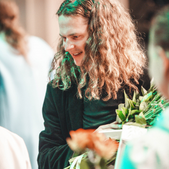 Rīgas Angļu ģimnāzijas un TDA „Līgo” bērnu un jauniešu studijas 15 gadu jubilejas koncerts “Rotā, saulīt, rotādama" - Mūsu jaunie, zaļie asniņi, kuriem visapkārt smieklu virtenes, bet pašos mīt nerimstošs dzīvesprieks un mīlestība pret deju.
Sirsnīga paaudžu satikšanās, sākot no mazajiem saules stariņiem līdz viedajiem dejotājiem, RAĢ un TDA "Līgo" bērnu un jauniešu studijas 15. jubilejas koncertā.
Foto:Deivids Lagzdiņš