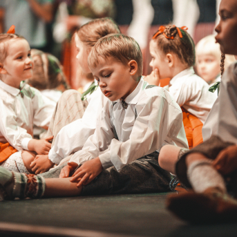 Rīgas Angļu ģimnāzijas un TDA „Līgo” bērnu un jauniešu studijas 15 gadu jubilejas koncerts “Rotā, saulīt, rotādama" - Mūsu jaunie, zaļie asniņi, kuriem visapkārt smieklu virtenes, bet pašos mīt nerimstošs dzīvesprieks un mīlestība pret deju.
Sirsnīga paaudžu satikšanās, sākot no mazajiem saules stariņiem līdz viedajiem dejotājiem, RAĢ un TDA "Līgo" bērnu un jauniešu studijas 15. jubilejas koncertā.
Foto:Deivids Lagzdiņš