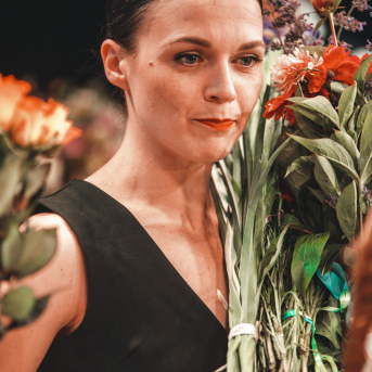 Rīgas Angļu ģimnāzijas un TDA „Līgo” bērnu un jauniešu studijas 15 gadu jubilejas koncerts “Rotā, saulīt, rotādama" - Mūsu jaunie, zaļie asniņi, kuriem visapkārt smieklu virtenes, bet pašos mīt nerimstošs dzīvesprieks un mīlestība pret deju.
Sirsnīga paaudžu satikšanās, sākot no mazajiem saules stariņiem līdz viedajiem dejotājiem, RAĢ un TDA "Līgo" bērnu un jauniešu studijas 15. jubilejas koncertā.
Foto:Deivids Lagzdiņš