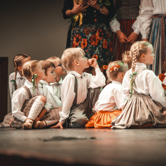 Rīgas Angļu ģimnāzijas un TDA „Līgo” bērnu un jauniešu studijas 15 gadu jubilejas koncerts “Rotā, saulīt, rotādama" - Mūsu jaunie, zaļie asniņi, kuriem visapkārt smieklu virtenes, bet pašos mīt nerimstošs dzīvesprieks un mīlestība pret deju.
Sirsnīga paaudžu satikšanās, sākot no mazajiem saules stariņiem līdz viedajiem dejotājiem, RAĢ un TDA "Līgo" bērnu un jauniešu studijas 15. jubilejas koncertā.
Foto:Deivids Lagzdiņš