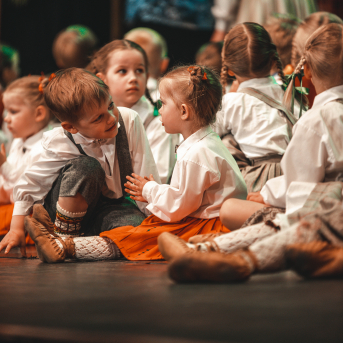 Rīgas Angļu ģimnāzijas un TDA „Līgo” bērnu un jauniešu studijas 15 gadu jubilejas koncerts “Rotā, saulīt, rotādama" - Mūsu jaunie, zaļie asniņi, kuriem visapkārt smieklu virtenes, bet pašos mīt nerimstošs dzīvesprieks un mīlestība pret deju.
Sirsnīga paaudžu satikšanās, sākot no mazajiem saules stariņiem līdz viedajiem dejotājiem, RAĢ un TDA "Līgo" bērnu un jauniešu studijas 15. jubilejas koncertā.
Foto:Deivids Lagzdiņš