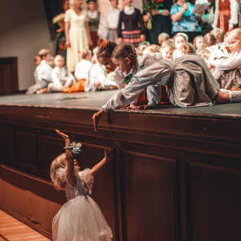 Rīgas Angļu ģimnāzijas un TDA „Līgo” bērnu un jauniešu studijas 15 gadu jubilejas koncerts “Rotā, saulīt, rotādama" - Mūsu jaunie, zaļie asniņi, kuriem visapkārt smieklu virtenes, bet pašos mīt nerimstošs dzīvesprieks un mīlestība pret deju.
Sirsnīga paaudžu satikšanās, sākot no mazajiem saules stariņiem līdz viedajiem dejotājiem, RAĢ un TDA "Līgo" bērnu un jauniešu studijas 15. jubilejas koncertā.
Foto:Deivids Lagzdiņš