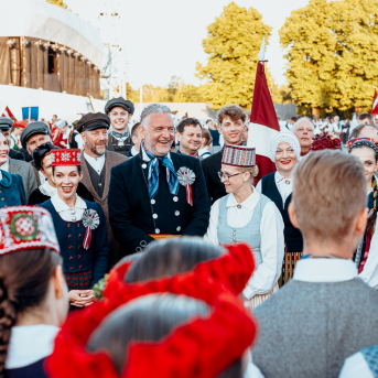 Deju lieluzvedums "Mūžīgais dzinējs" - Baltas ietrīsas mūsu sirdis no visa tā skaistuma, kas piedzīvots. Mums kopā, svinot latvietību, izdevies radīt neaizmirstamus Svētkus. Jo svētki esam mēs paši un cilvēki mums apkārt. Foto: Artūrs Vanags un Ilmārs Znotiņš, Jānis Pipars un Jānis Romanovskis (Latvijas Nacionālā kultūras centra arhīvs)