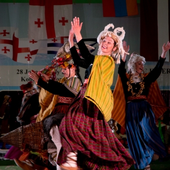 Gruzijas impresijas - Borjomi ik uz stūra, sirdssilti cilvēki, gardi ēdieni un elpu aizraujoši dabas skati - tāda bija mūsu Gruzija. Mīļa, mazliet neizprotama, bet viennozīmīgi neaizmirstama! TDA Līgo jūnija beigās devās piedzīvojumā, no kura mājās atveda 1. vietu Vispasaules tautu deju olimpiādē "New life 2017", aiz sevis atstājot vairāk nekā 1 200 dalībniekus no 10 Pasaules valstīm! Foto: Artūrs Vanags