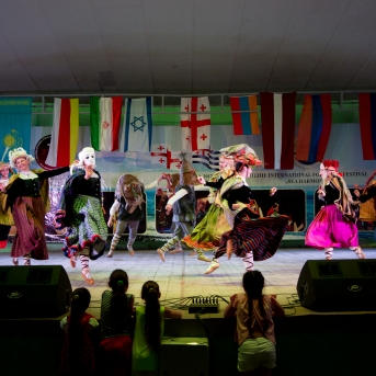 Gruzijas impresijas - Borjomi ik uz stūra, sirdssilti cilvēki, gardi ēdieni un elpu aizraujoši dabas skati - tāda bija mūsu Gruzija. Mīļa, mazliet neizprotama, bet viennozīmīgi neaizmirstama! TDA Līgo jūnija beigās devās piedzīvojumā, no kura mājās atveda 1. vietu Vispasaules tautu deju olimpiādē "New life 2017", aiz sevis atstājot vairāk nekā 1 200 dalībniekus no 10 Pasaules valstīm! Foto: Artūrs Vanags