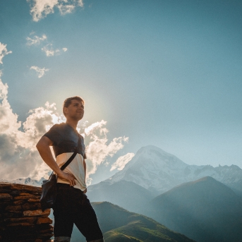 Gruzijas impresijas - Borjomi ik uz stūra, sirdssilti cilvēki, gardi ēdieni un elpu aizraujoši dabas skati - tāda bija mūsu Gruzija. Mīļa, mazliet neizprotama, bet viennozīmīgi neaizmirstama! TDA Līgo jūnija beigās devās piedzīvojumā, no kura mājās atveda 1. vietu Vispasaules tautu deju olimpiādē "New life 2017", aiz sevis atstājot vairāk nekā 1 200 dalībniekus no 10 Pasaules valstīm! Foto: Artūrs Vanags
