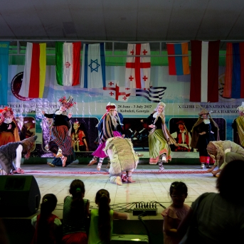 Gruzijas impresijas - Borjomi ik uz stūra, sirdssilti cilvēki, gardi ēdieni un elpu aizraujoši dabas skati - tāda bija mūsu Gruzija. Mīļa, mazliet neizprotama, bet viennozīmīgi neaizmirstama! TDA Līgo jūnija beigās devās piedzīvojumā, no kura mājās atveda 1. vietu Vispasaules tautu deju olimpiādē "New life 2017", aiz sevis atstājot vairāk nekā 1 200 dalībniekus no 10 Pasaules valstīm! Foto: Artūrs Vanags