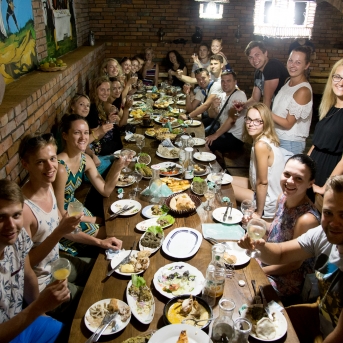 Gruzijas impresijas - Borjomi ik uz stūra, sirdssilti cilvēki, gardi ēdieni un elpu aizraujoši dabas skati - tāda bija mūsu Gruzija. Mīļa, mazliet neizprotama, bet viennozīmīgi neaizmirstama! TDA Līgo jūnija beigās devās piedzīvojumā, no kura mājās atveda 1. vietu Vispasaules tautu deju olimpiādē "New life 2017", aiz sevis atstājot vairāk nekā 1 200 dalībniekus no 10 Pasaules valstīm! Foto: Artūrs Vanags