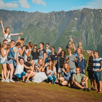 Gruzijas impresijas - Borjomi ik uz stūra, sirdssilti cilvēki, gardi ēdieni un elpu aizraujoši dabas skati - tāda bija mūsu Gruzija. Mīļa, mazliet neizprotama, bet viennozīmīgi neaizmirstama! TDA Līgo jūnija beigās devās piedzīvojumā, no kura mājās atveda 1. vietu Vispasaules tautu deju olimpiādē "New life 2017", aiz sevis atstājot vairāk nekā 1 200 dalībniekus no 10 Pasaules valstīm! Foto: Artūrs Vanags