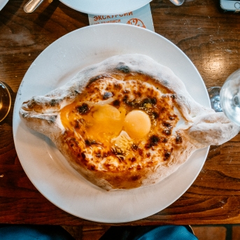 Gruzijas impresijas - Borjomi ik uz stūra, sirdssilti cilvēki, gardi ēdieni un elpu aizraujoši dabas skati - tāda bija mūsu Gruzija. Mīļa, mazliet neizprotama, bet viennozīmīgi neaizmirstama! TDA Līgo jūnija beigās devās piedzīvojumā, no kura mājās atveda 1. vietu Vispasaules tautu deju olimpiādē "New life 2017", aiz sevis atstājot vairāk nekā 1 200 dalībniekus no 10 Pasaules valstīm! Foto: Artūrs Vanags