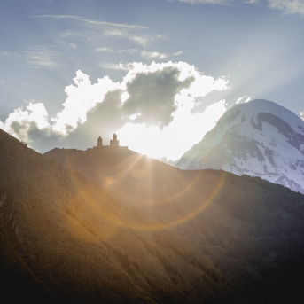 Gruzijas impresijas - Borjomi ik uz stūra, sirdssilti cilvēki, gardi ēdieni un elpu aizraujoši dabas skati - tāda bija mūsu Gruzija. Mīļa, mazliet neizprotama, bet viennozīmīgi neaizmirstama! TDA Līgo jūnija beigās devās piedzīvojumā, no kura mājās atveda 1. vietu Vispasaules tautu deju olimpiādē "New life 2017", aiz sevis atstājot vairāk nekā 1 200 dalībniekus no 10 Pasaules valstīm! Foto: Artūrs Vanags