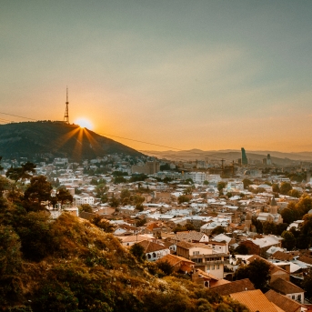 Gruzijas impresijas - Borjomi ik uz stūra, sirdssilti cilvēki, gardi ēdieni un elpu aizraujoši dabas skati - tāda bija mūsu Gruzija. Mīļa, mazliet neizprotama, bet viennozīmīgi neaizmirstama! TDA Līgo jūnija beigās devās piedzīvojumā, no kura mājās atveda 1. vietu Vispasaules tautu deju olimpiādē "New life 2017", aiz sevis atstājot vairāk nekā 1 200 dalībniekus no 10 Pasaules valstīm! Foto: Artūrs Vanags