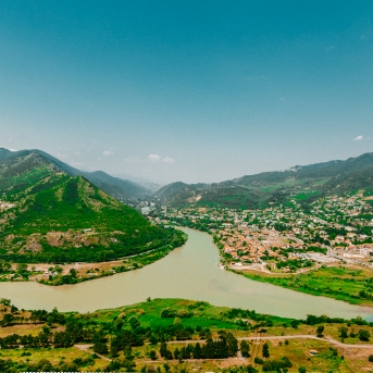 Gruzijas impresijas - Borjomi ik uz stūra, sirdssilti cilvēki, gardi ēdieni un elpu aizraujoši dabas skati - tāda bija mūsu Gruzija. Mīļa, mazliet neizprotama, bet viennozīmīgi neaizmirstama! TDA Līgo jūnija beigās devās piedzīvojumā, no kura mājās atveda 1. vietu Vispasaules tautu deju olimpiādē "New life 2017", aiz sevis atstājot vairāk nekā 1 200 dalībniekus no 10 Pasaules valstīm! Foto: Artūrs Vanags