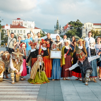 Gruzijas impresijas - Borjomi ik uz stūra, sirdssilti cilvēki, gardi ēdieni un elpu aizraujoši dabas skati - tāda bija mūsu Gruzija. Mīļa, mazliet neizprotama, bet viennozīmīgi neaizmirstama! TDA Līgo jūnija beigās devās piedzīvojumā, no kura mājās atveda 1. vietu Vispasaules tautu deju olimpiādē "New life 2017", aiz sevis atstājot vairāk nekā 1 200 dalībniekus no 10 Pasaules valstīm! Foto: Artūrs Vanags