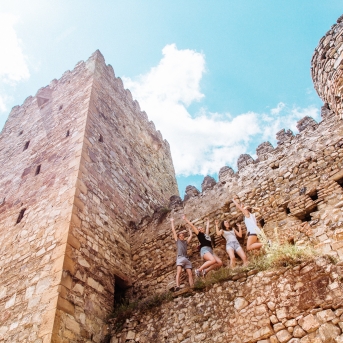 Gruzijas impresijas - Borjomi ik uz stūra, sirdssilti cilvēki, gardi ēdieni un elpu aizraujoši dabas skati - tāda bija mūsu Gruzija. Mīļa, mazliet neizprotama, bet viennozīmīgi neaizmirstama! TDA Līgo jūnija beigās devās piedzīvojumā, no kura mājās atveda 1. vietu Vispasaules tautu deju olimpiādē "New life 2017", aiz sevis atstājot vairāk nekā 1 200 dalībniekus no 10 Pasaules valstīm! Foto: Artūrs Vanags