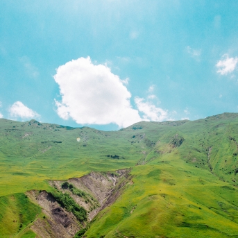 Gruzijas impresijas - Borjomi ik uz stūra, sirdssilti cilvēki, gardi ēdieni un elpu aizraujoši dabas skati - tāda bija mūsu Gruzija. Mīļa, mazliet neizprotama, bet viennozīmīgi neaizmirstama! TDA Līgo jūnija beigās devās piedzīvojumā, no kura mājās atveda 1. vietu Vispasaules tautu deju olimpiādē "New life 2017", aiz sevis atstājot vairāk nekā 1 200 dalībniekus no 10 Pasaules valstīm! Foto: Artūrs Vanags