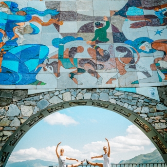 Gruzijas impresijas - Borjomi ik uz stūra, sirdssilti cilvēki, gardi ēdieni un elpu aizraujoši dabas skati - tāda bija mūsu Gruzija. Mīļa, mazliet neizprotama, bet viennozīmīgi neaizmirstama! TDA Līgo jūnija beigās devās piedzīvojumā, no kura mājās atveda 1. vietu Vispasaules tautu deju olimpiādē "New life 2017", aiz sevis atstājot vairāk nekā 1 200 dalībniekus no 10 Pasaules valstīm! Foto: Artūrs Vanags