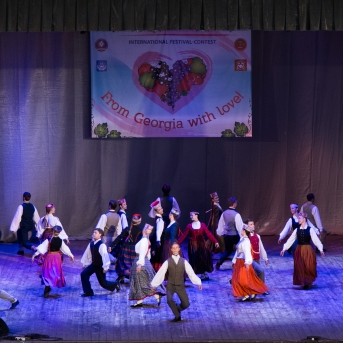 Gruzijas impresijas - Borjomi ik uz stūra, sirdssilti cilvēki, gardi ēdieni un elpu aizraujoši dabas skati - tāda bija mūsu Gruzija. Mīļa, mazliet neizprotama, bet viennozīmīgi neaizmirstama! TDA Līgo jūnija beigās devās piedzīvojumā, no kura mājās atveda 1. vietu Vispasaules tautu deju olimpiādē "New life 2017", aiz sevis atstājot vairāk nekā 1 200 dalībniekus no 10 Pasaules valstīm! Foto: Artūrs Vanags