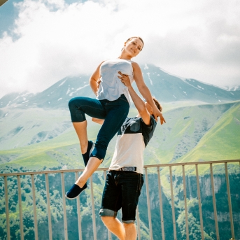 Gruzijas impresijas - Borjomi ik uz stūra, sirdssilti cilvēki, gardi ēdieni un elpu aizraujoši dabas skati - tāda bija mūsu Gruzija. Mīļa, mazliet neizprotama, bet viennozīmīgi neaizmirstama! TDA Līgo jūnija beigās devās piedzīvojumā, no kura mājās atveda 1. vietu Vispasaules tautu deju olimpiādē "New life 2017", aiz sevis atstājot vairāk nekā 1 200 dalībniekus no 10 Pasaules valstīm! Foto: Artūrs Vanags